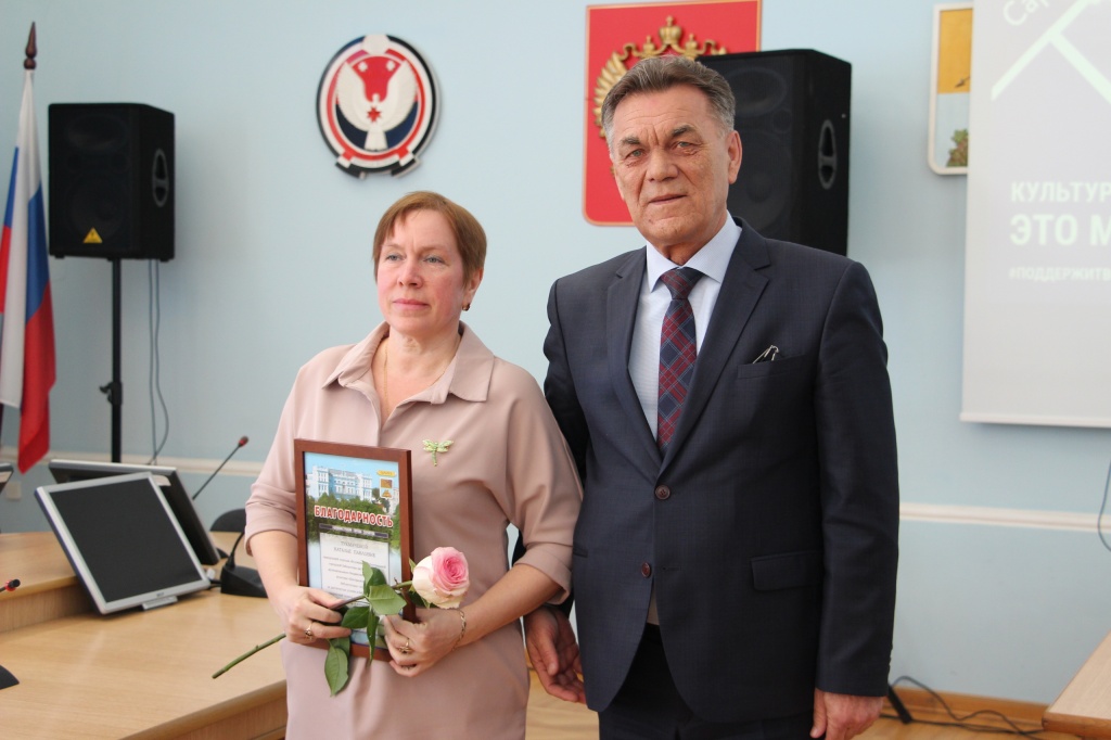 Тукмачева Наталья Павловна и начальник упраления образования Владимир Краснопёров Тукмачева Наталья Павловна и начальник упраления образования Владимир Краснопёров.jpg