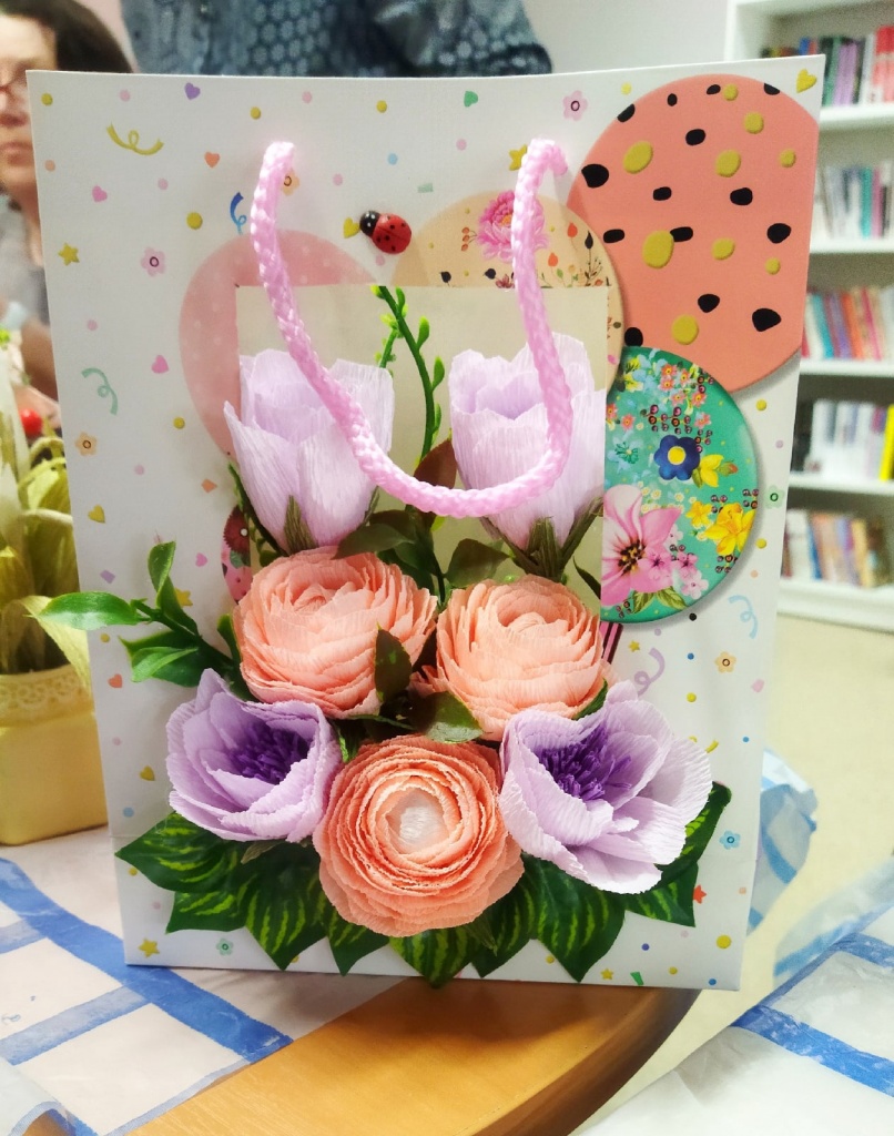 Подарочный пакет с цветами из гофрированной бумаги от Любови Васильевны Беловой.jpg